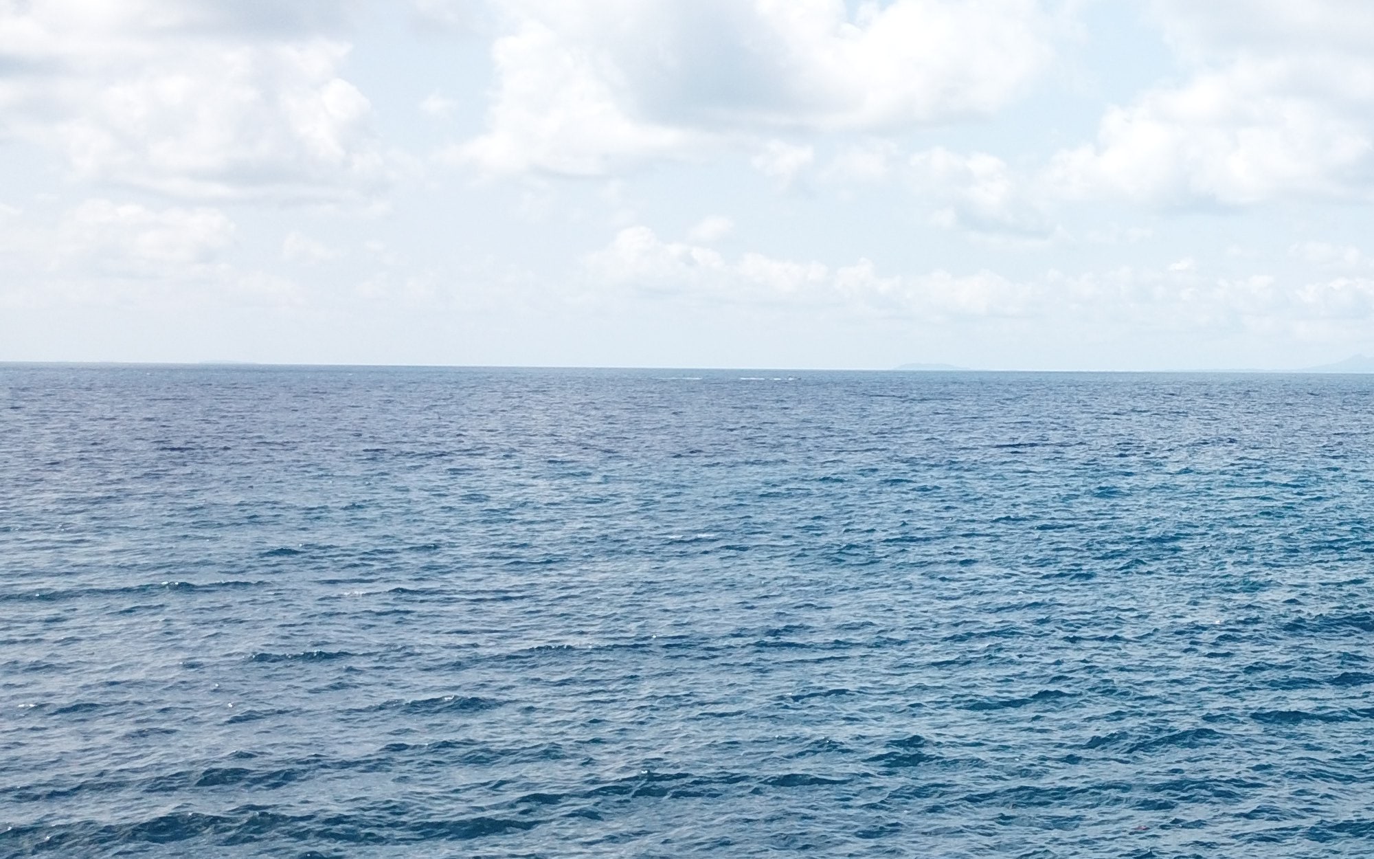 Mar abierto de Bahía de Banderas bajo un cielo de nubes, con el horizonte al centro.