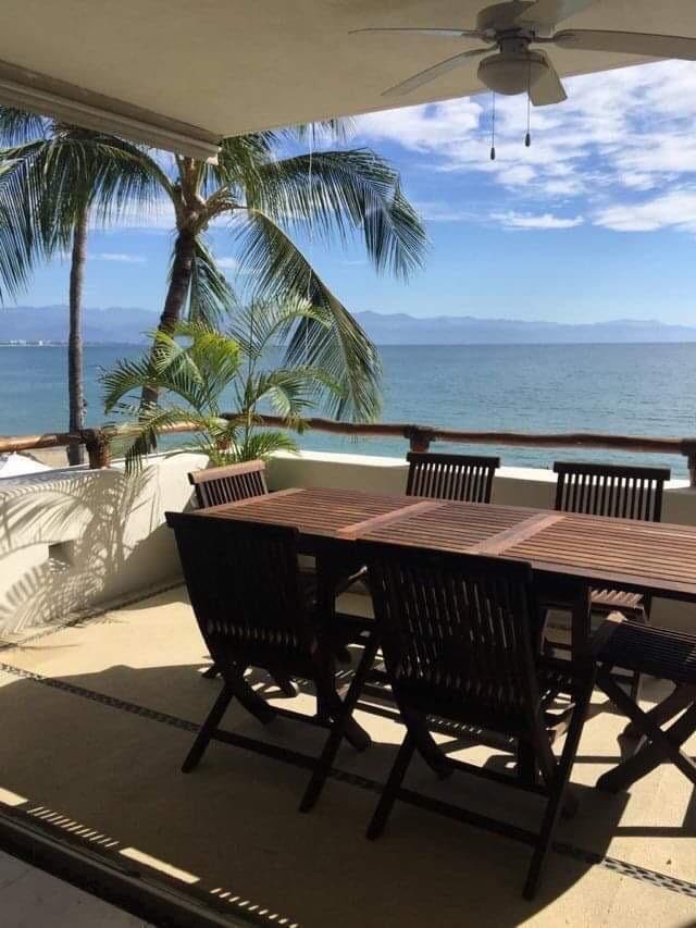 Terraza abierta al mar y una sala que mira al océano.