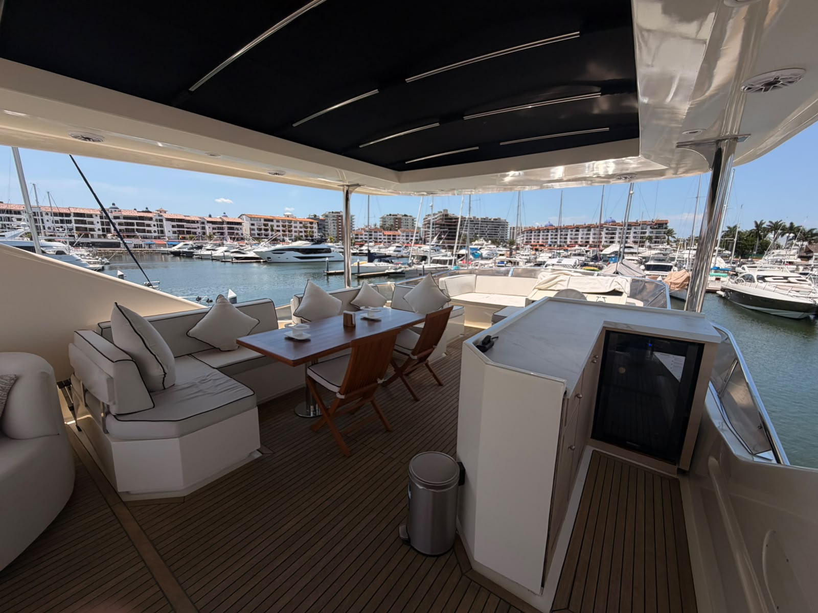 Cubierta superior de Azimut 85 con mesa y asientos.