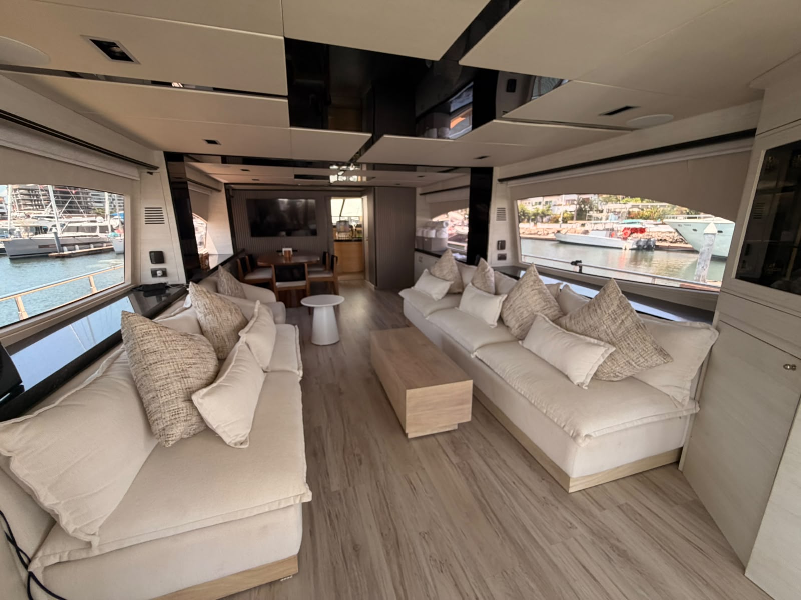 Salón principal de Azimut 85.