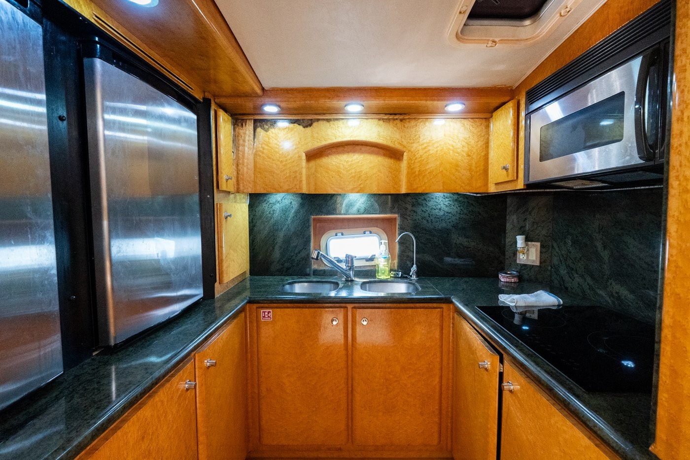 Cocina con gabinetes de madera.