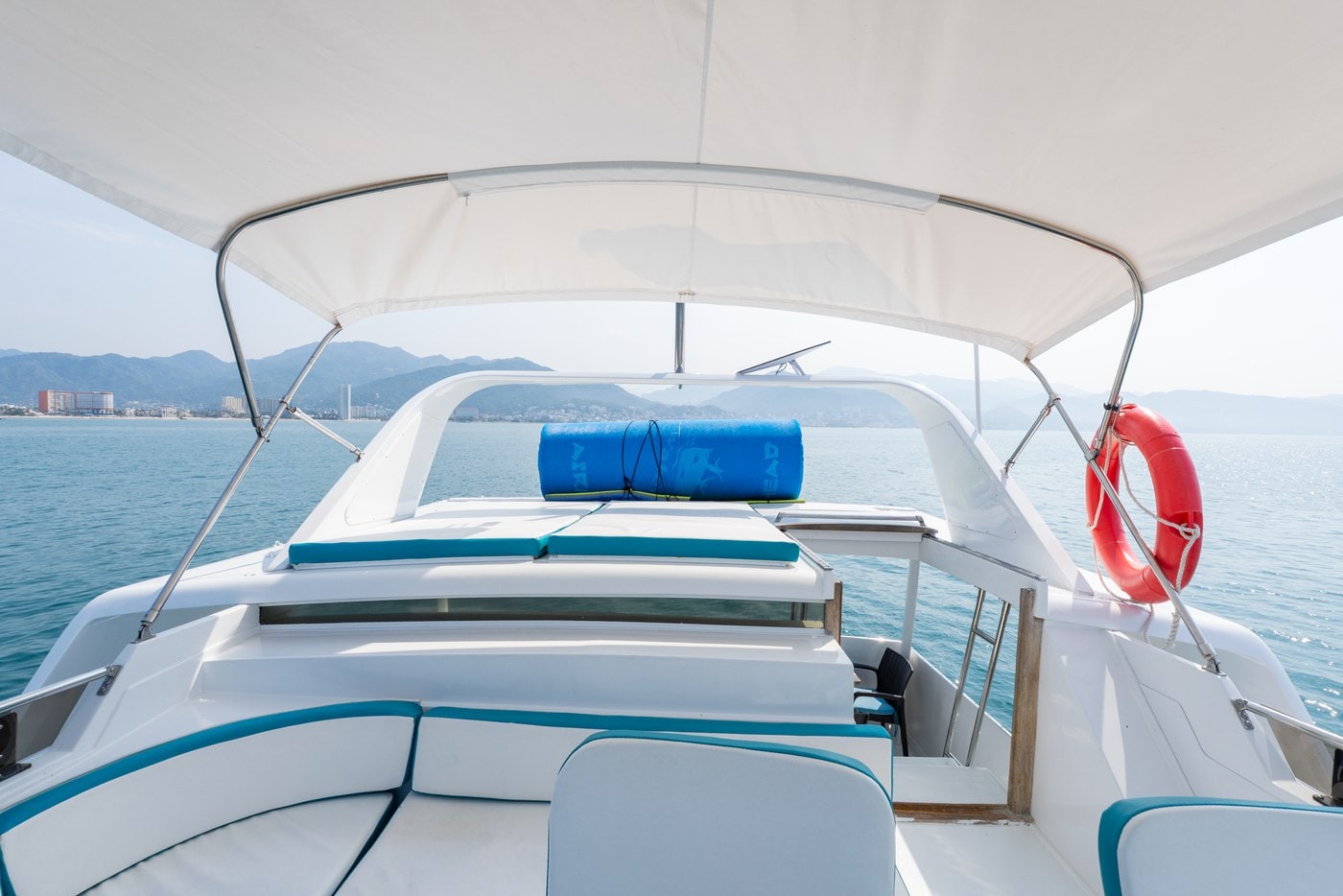 Flybridge con asientos y toldo.
